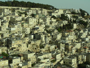 Un quartiere nuovo con le costruzioni recenti in stile israeliano