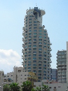 Un grattacielo rotondo con la parte superiore a spirale